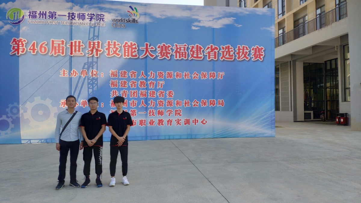 赛场师生合影.jpg 赛场师生合影.jpg