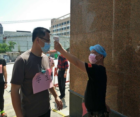 扮演学生接受体温测试.jpg