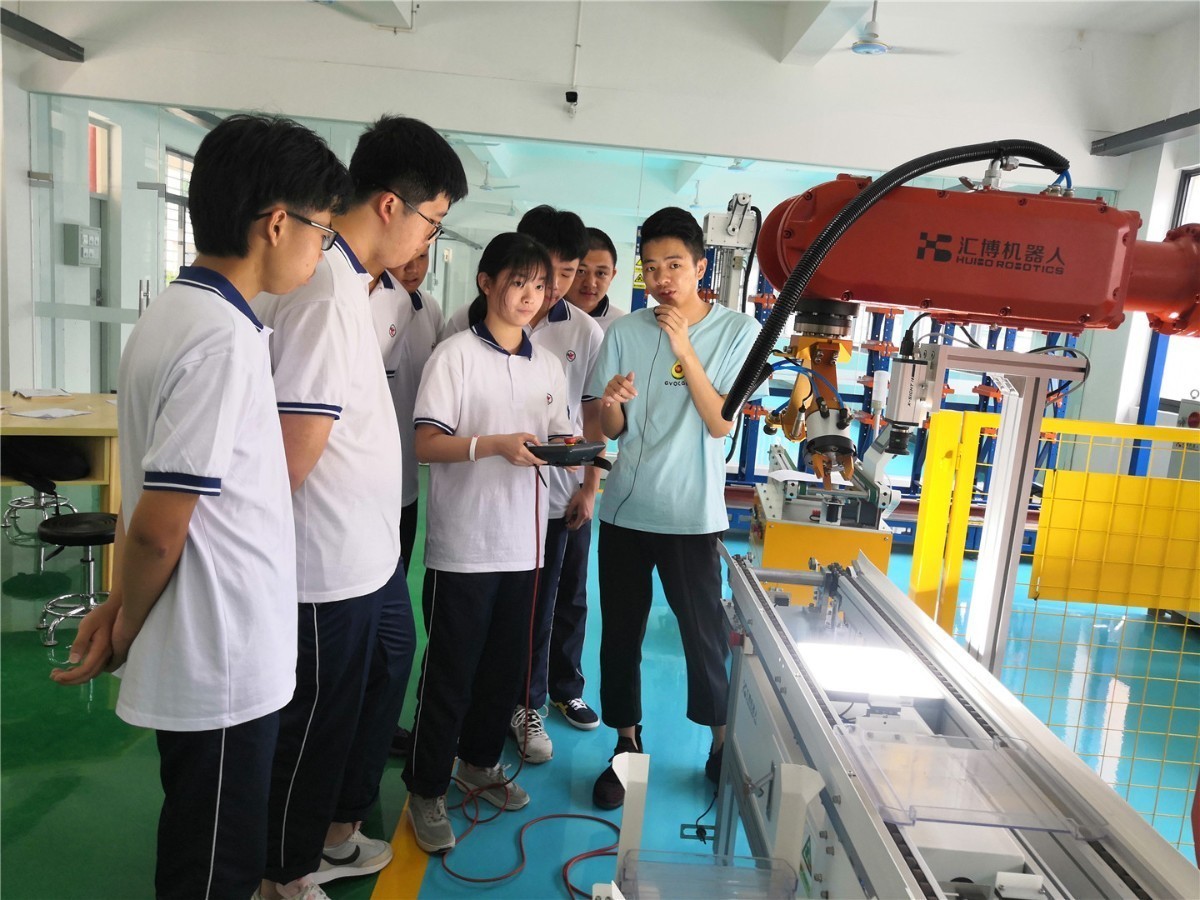 学生实训2.jpg 学生实训2.jpg