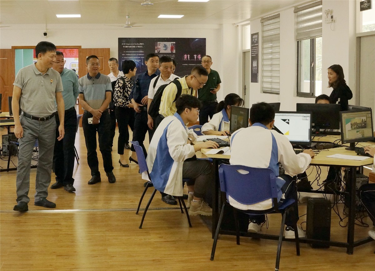 参观2.JPG 参观2.JPG