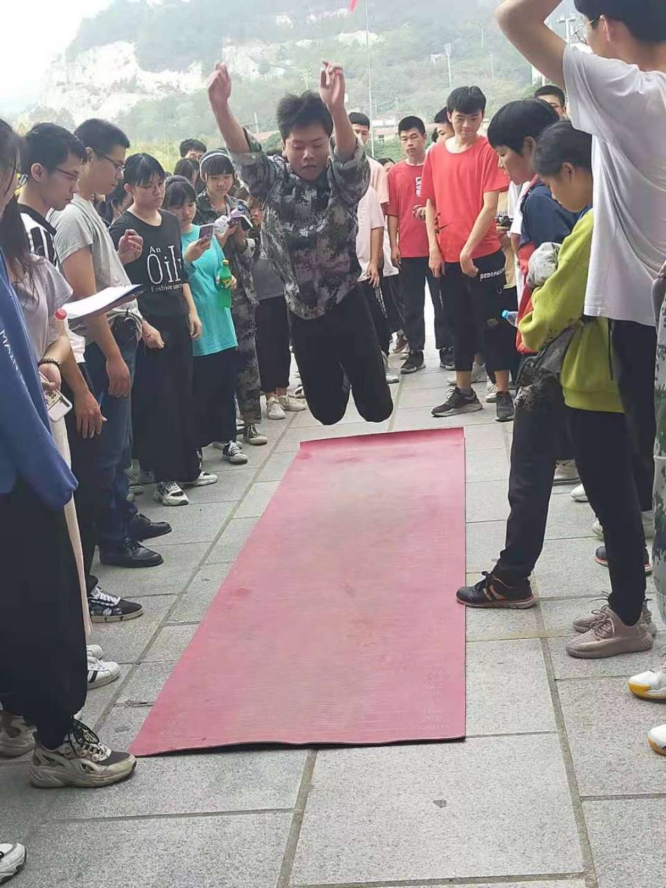 立定跳远.jpg 立定跳远.jpg