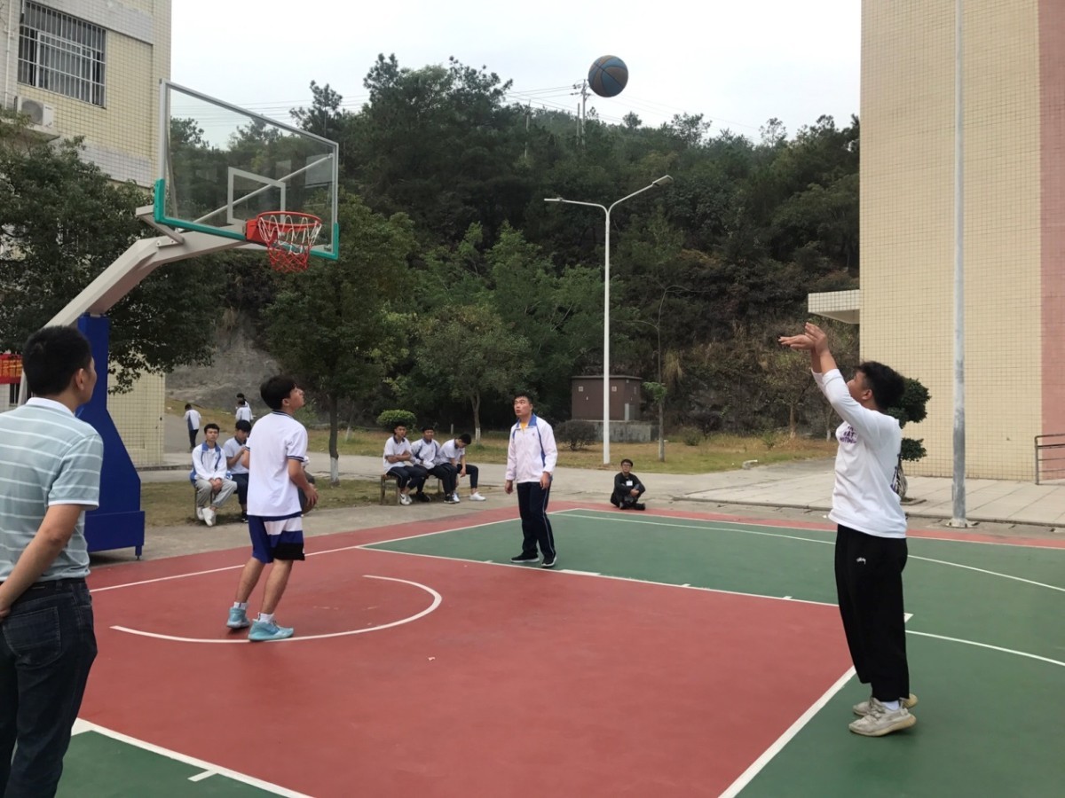 定点投篮.jpg 定点投篮.jpg