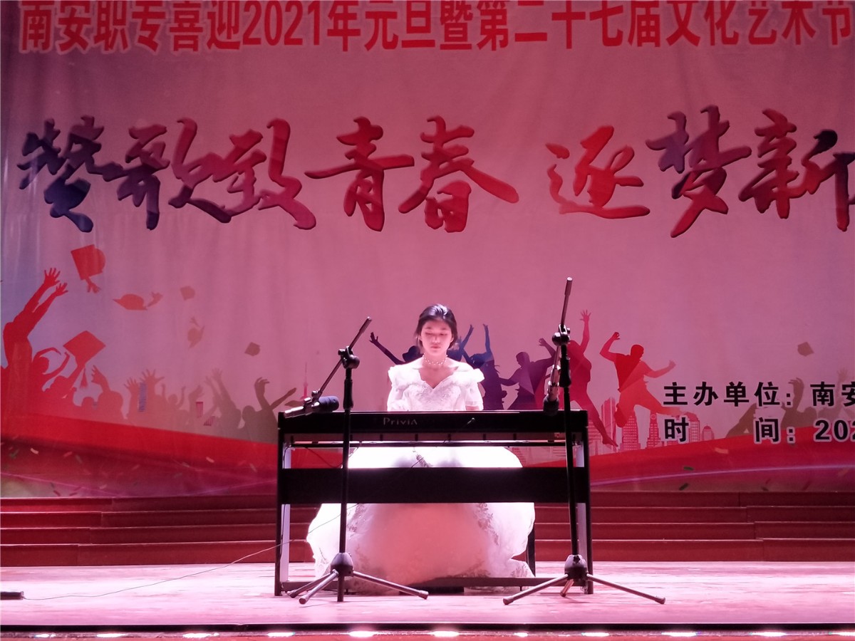弹琴.jpg 弹琴.jpg