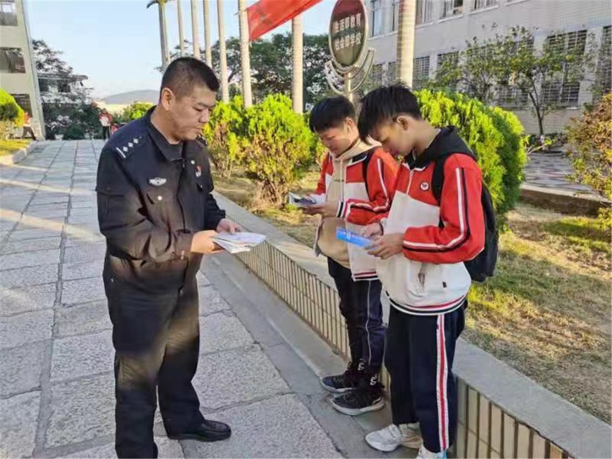 发放传单2.jpg 发放传单2.jpg