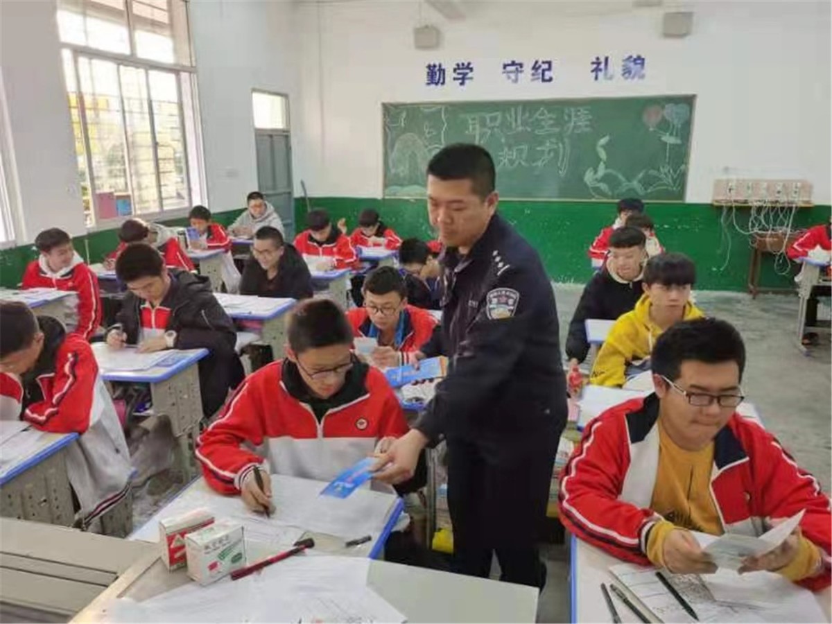 发放传单1.jpg 发放传单1.jpg