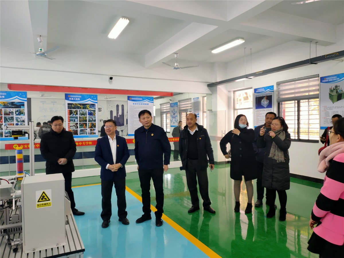 参观2.jpg 参观2.jpg