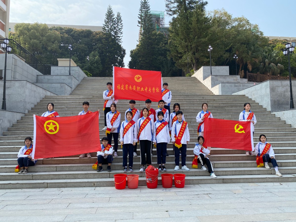 植树活动合照.jpg 植树活动合照.jpg