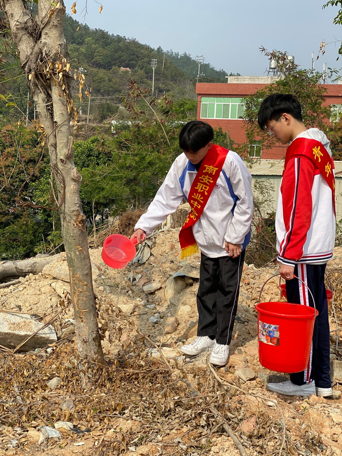 植树活动2.jpg 植树活动2.jpg