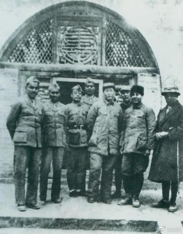 1939年3月15日，毛泽东在陕西延安会见印度援华医疗队全体人员.png
