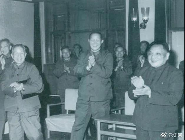1978年3月，邓小平和参加五届全国人大一次会议的解放军代表在一起.png