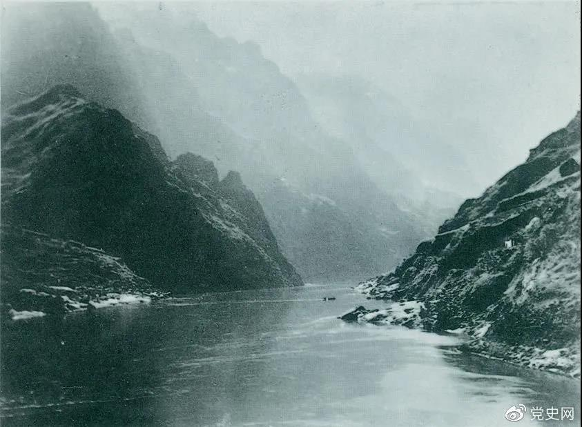 1935年3月中旬，红军三渡赤水，再次入川。随后，又出奇不意地于3月21日至22日四渡赤水，佯攻贵阳，然后又向西北方向急进。图为赤水河.png