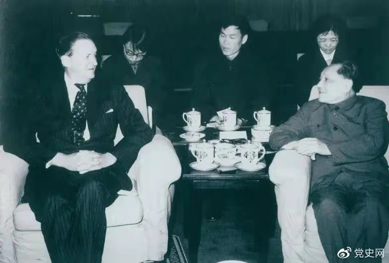 1979年3月29日，邓小平会见香港总督麦里浩。.png