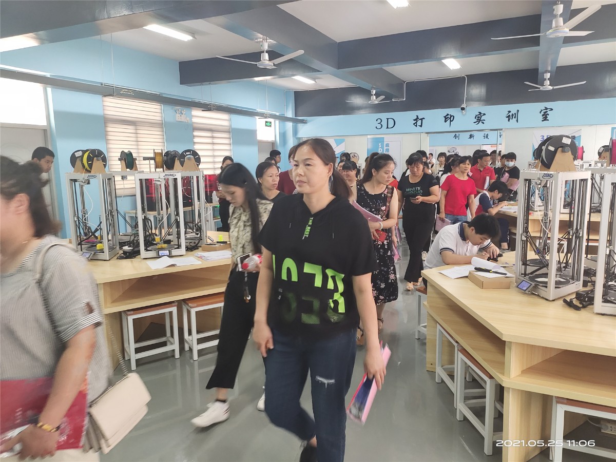 参观3.jpg 参观3.jpg