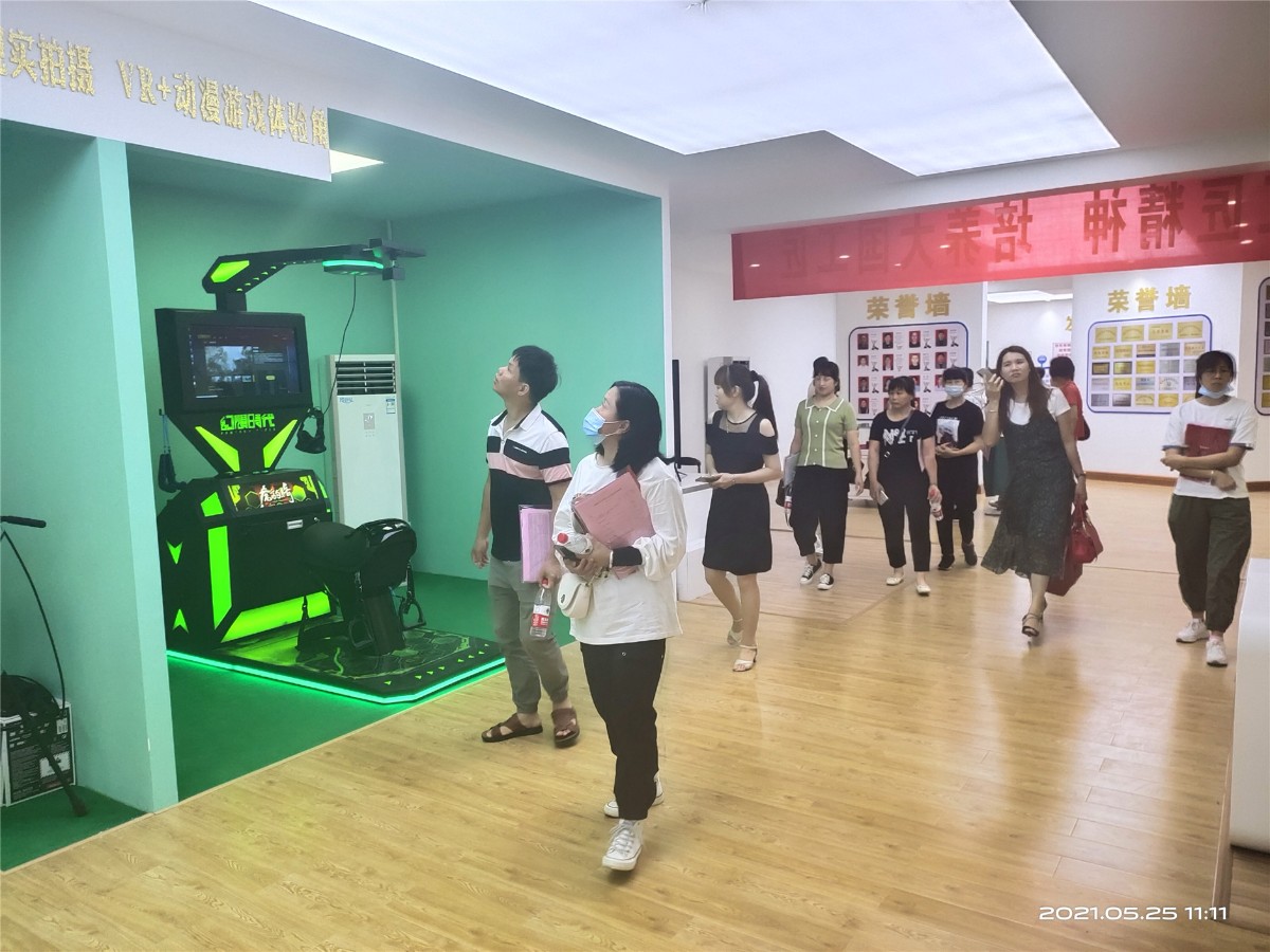 参观2.jpg 参观2.jpg