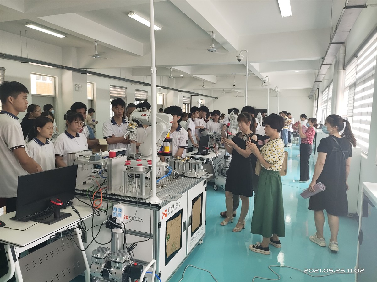 参观5.jpg 参观5.jpg