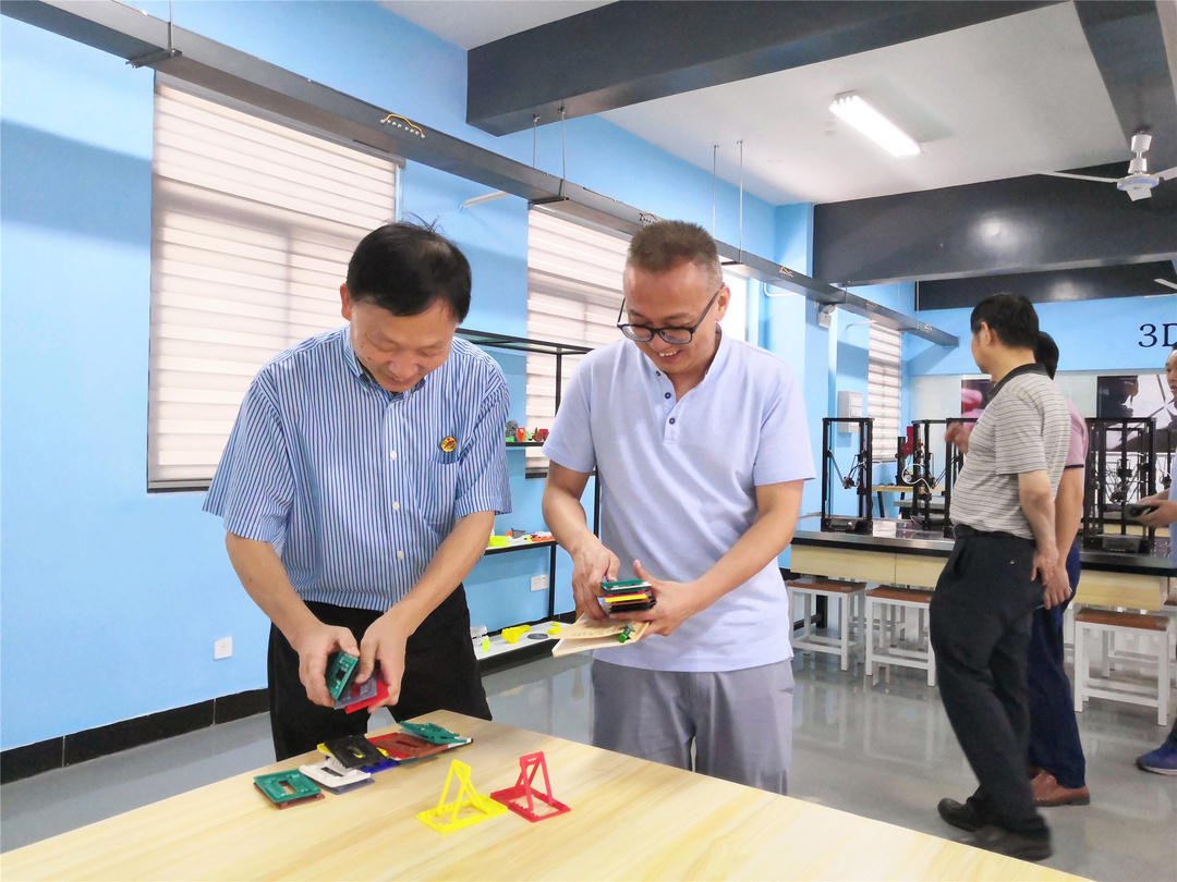 参观3.jpg 参观3.jpg