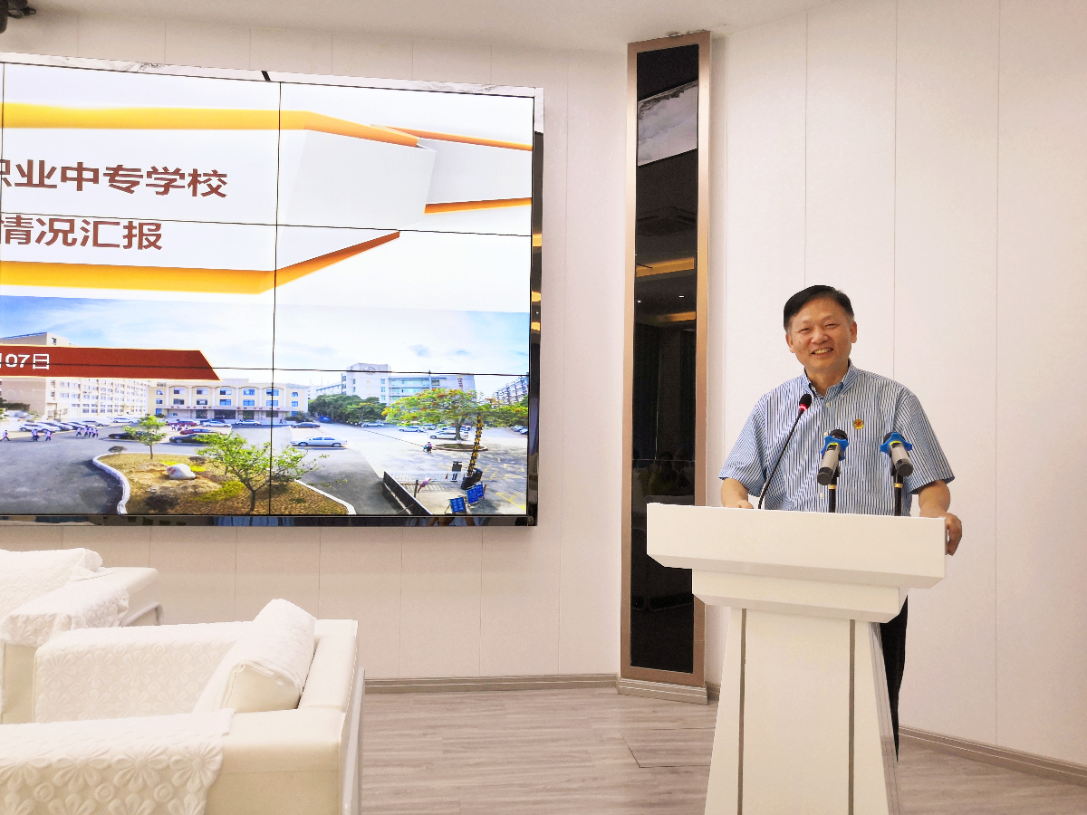 校长汇报.jpg 校长汇报.jpg