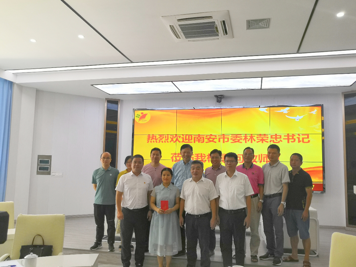 合影1.jpg 合影1.jpg