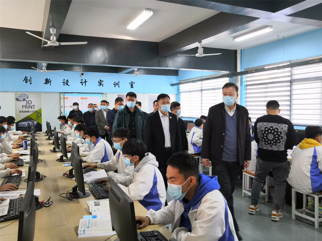 参观实训2.jpg 参观实训2.jpg
