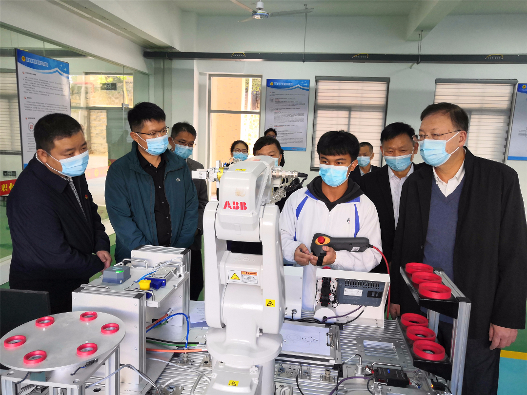 参观实训1.jpg 参观实训1.jpg