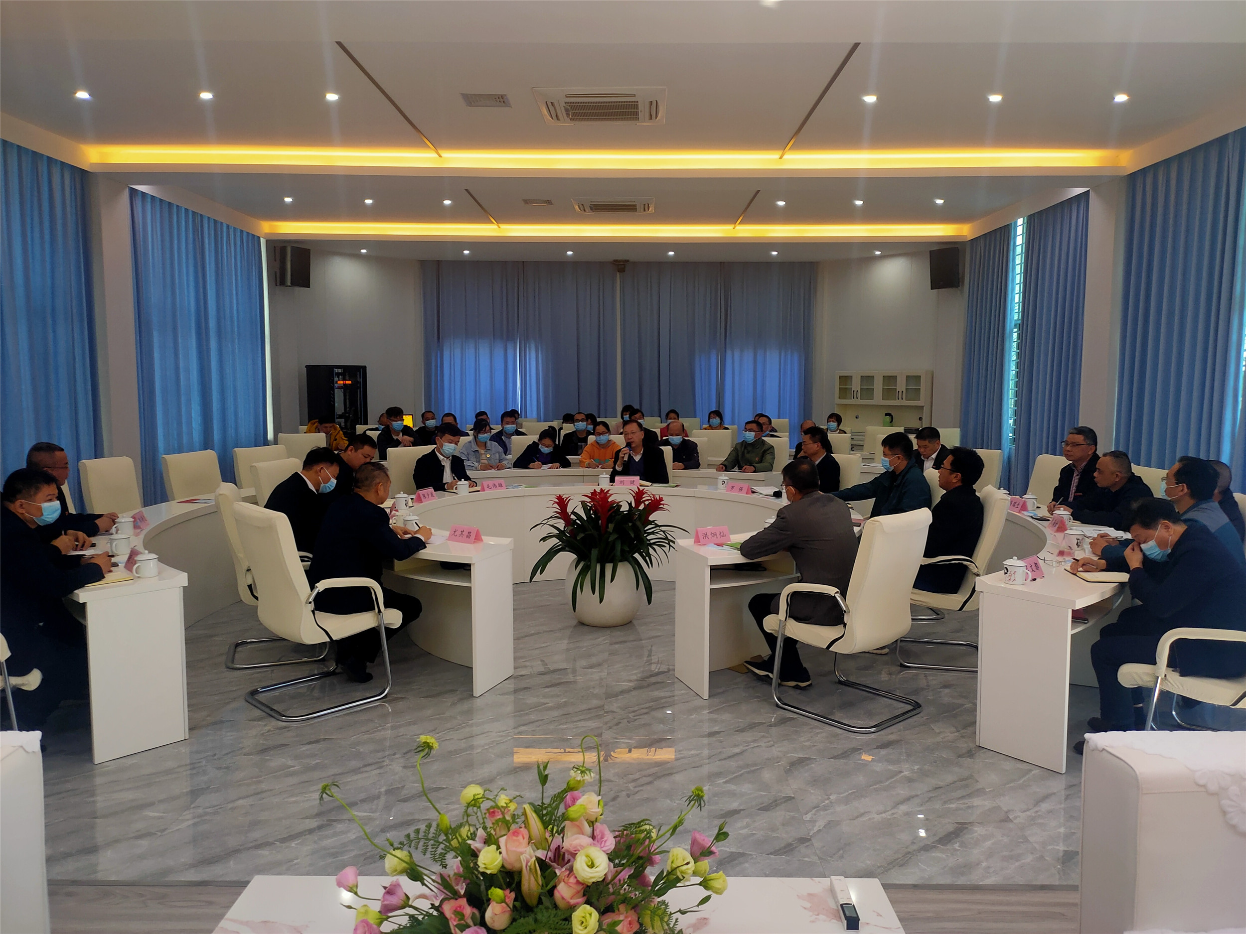 座谈会全体人员.jpg 座谈会全体人员.jpg