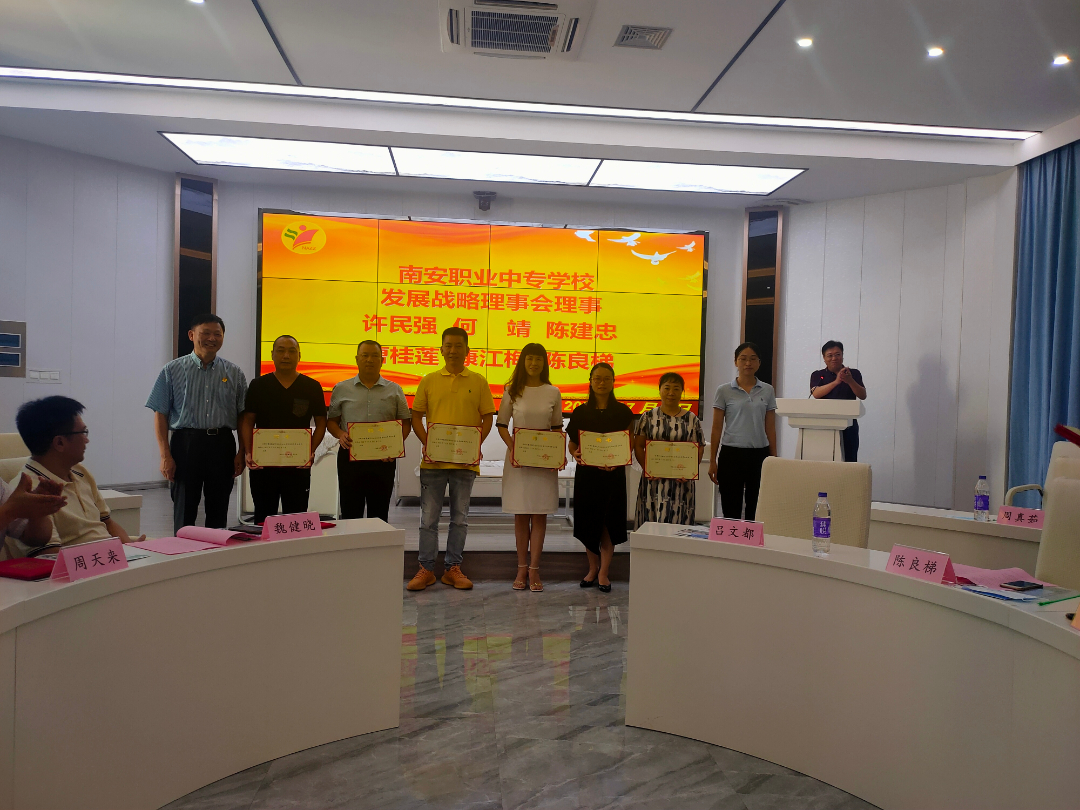 颁发聘书3.jpg 颁发聘书3.jpg