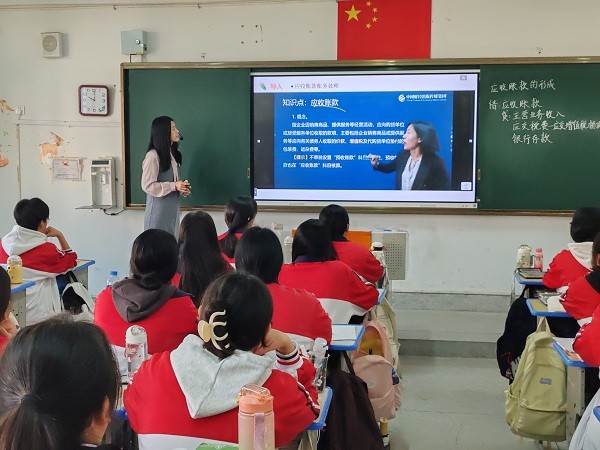 1734400733395265.jpg 06课堂-吴育娇.jpg
